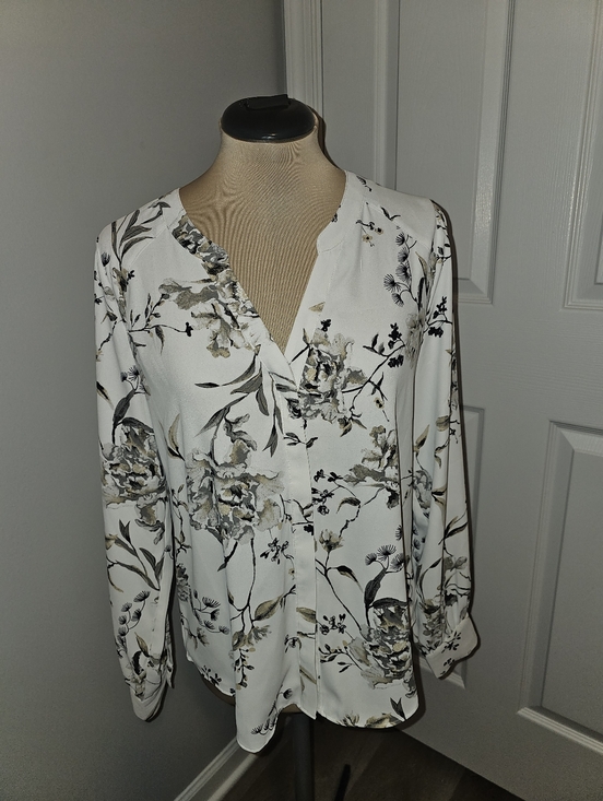 White House Black Market Tops - White House Black Market White Floral Button-Down Blouse Like New Sz S